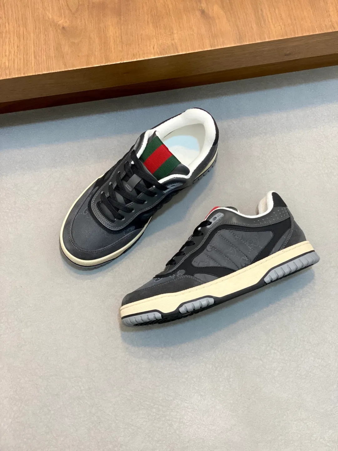 Men's Shoes 💰660 𝐆𝐮𝐜𝐜𝐢 𝐑𝐞-𝐖𝐞𝐛 As the first sneaker created by Sabato De Sarno for Gucci, the Re-Web series reinterprets the brand's classic stripes and sets off the modern silhouette design with bold and unique details. These shoes are crafted from white leather. This new sneaker is ingeniously decorated with many of the brand's classic details, and is equipped with a bright red and green webbing tongue, which will make people fall in love at first sight. White leather treated with a special process for softness and luster, with an embossed grainy texture. Script Gucci logo and interlocking G web label with Interlocking G and script Gucci logo. Rubber outsole with interlocking G detail eyelets. Web tongue. Size: 39-44 (customized for sizes 38 and 45)
